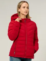 Campera ligera acolchada de corte entallado, con cierre frontal de cremallera, cuello alto con capucha integrada y bolsillos laterales con cierre. Presenta un diseño de costuras horizontales y diagonales.