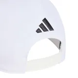 Gorra blanca Adidas de la colección Mercedes-AMG Petronas Formula 1 Team, con visera curva, logo bordado de Mercedes en el panel frontal y el logotipo de Adidas en la visera.