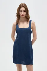 Vestido corto de lino color azul, con escote cuadrado y tiranchos anchos, de corte ajustado al cuerpo.