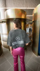 Pantalón capri semi oxford de tiro alto, color fucsia metalizado, confeccionado en bengalina engomada metálica. Presenta bolsillos delanteros y traseros, botón metálico níquel y corte a la altura de la rodilla.