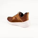 Championes deportivos de cuero en tonos marrón, tostado y marrón oscuro, con detalles de estampado animal print de leopardo en el lateral, suela gruesa blanca y cordones elásticos.
