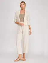 Pantalón holgado de lino color beige de la marca Allie Rose, con tiro alto y pretina elastizada con cordón de ajuste.