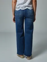 Pantalón de jean azul de tiro alto y pierna ancha.
