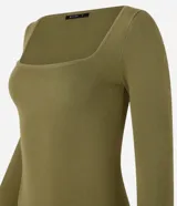 Blusa negra de punto leve, con corte ajustado, escote cuadrado y mangas largas.