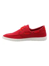 Zapatilla estilo náutico confeccionada en lona de algodón color rojo, con cordones al tono y suela de goma blanca.