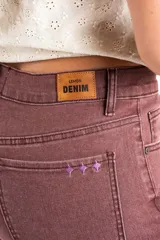 Pantalón de jean estilo wide leg de tiro alto, con corte recto y amplio, en color bordó con efecto lavado. Presenta bolsillos laterales y traseros, con ruedo desflecado.