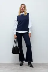 Chaleco tejido de punto con cuello redondo y diseño sin mangas, ideal para superposiciones.