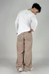 Pantalón jean color beige, corte holgado y estilo cargo.