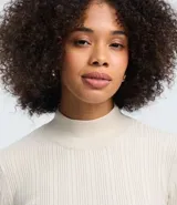 Blusa de punto de manga larga con cuello alto y diseño acanalado, confeccionada en una mezcla de viscosa y poliamida.