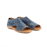 Sandalias de cuero marrón claro, estilo cerradas con diseño de perforaciones circulares en el empeine, suela plana y taco bajo.