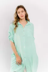 Vestido camisero largo color verde agua, de lino 100% natural, con cuello camisero, mangas 3/4 con trabilla y botón, cierre frontal con botones y bolsillo de parche en el pecho.