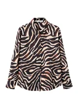 Camisa de poliéster con estampado de animal print estilo cebra en tonos negro, beige y marrón, de manga larga y cuello clásico con cierre frontal de botones.