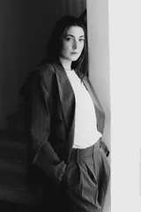 Blazer oversize de corte recto con cuello solapa, manga larga con hombreras y cierre frontal cruzado con botones. Presenta diseño de raya diplomática, bolsillos delanteros y forro interior.