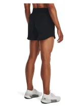 Short deportivo Under Armour Flex Woven color negro, de tiro alto con cintura elástica fruncida y bolsillos laterales. Confeccionado en tejido elástico y liviano con tecnología UA Storm que repele el agua y protección UPF 40.
