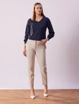 Pantalón de vestir color beige, marca Zac & Rachel, de corte recto y largo al tobillo.