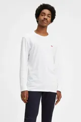 Remera blanca de manga larga con logo de Levi's en el pecho.
