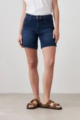 Short de jean azul medio con cinto con hebilla redonda.