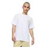 Remera blanca de manga corta y cuello redondo, confeccionada en algodón elástico, con pequeño estampado gráfico en el pecho y ajuste cómodo.