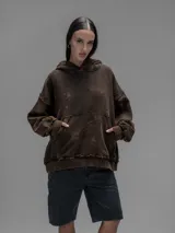 Hoodie oversize de algodón con efecto desgastado y oxidado. Presenta costuras expuestas, detalles de roturas en los bordes, capucha y bolsillo frontal tipo canguro.