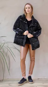 Pantalón de cuero color marrón.