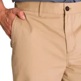 Pantalón tipo chino de corte recto y tiro medio, color beige, con cierre de cremallera y botón, bolsillos laterales y bolsillos traseros con solapa y botón.
