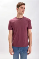 Remera de manga corta color bordó con estampa slub.