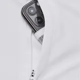 Campera blanca con capucha, cierre frontal completo y logo Under Armour en el pecho.