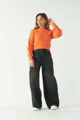 Sweater azul con diseño de ochos y cuello redondo.