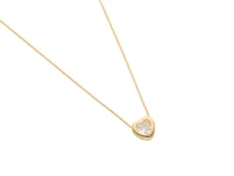 Collar dorado con dije en forma de corazón con circonia blanca.