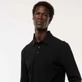 Remera tipo polo de manga larga en color negro, confeccionada en tejido de piqué, con cuello clásico y cierre frontal de tres botones.