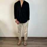 Camisa de manga larga en tejido de lino, color blanco, con cuello mao y cierre frontal de botones. Presenta un corte oversize y mangas con puños doblados.