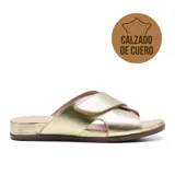 Sandalia de cuero dorada con dos tiras con velcro y plantilla anatómica.