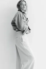 Pantalón de jogging de corte holgado en tejido de felpa con interior cepillado suave. Modelo de tiro alto con cintura elástica fruncida y piernas anchas.