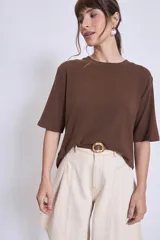 Remera blanca de corte recto y mangas cortas.