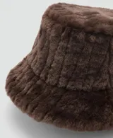 Gorro tipo bucket de efecto pelo color marrón, con forro interior de algodón.