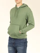 Sweater deportivo con capucha y cordones ajustables, bolsillo canguro frontal. Color verde oliva jaspeado.