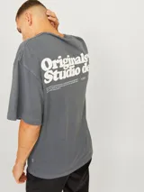 Camiseta Jack & Jones de manga corta, color gris con efecto desgastado, cuello redondo y fit loose. Presenta un pequeño texto estampado en el pecho.
