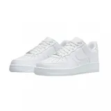 Championes Nike Air Force 1 07, color negro, con diseño clásico de caña baja, confeccionados en cuero sintético con perforaciones en la puntera para mayor ventilación y suela de goma resistente.