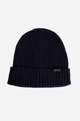 Gorro tipo beanie de tejido acanalado en color azul marino, con vuelta en el borde y etiqueta de la marca Mistral cosida en el frente.