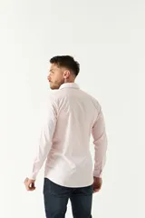 Camisa de manga larga para hombre, color azul claro con microestampado de cuadros. Presenta un corte slim y cuello abotonado.