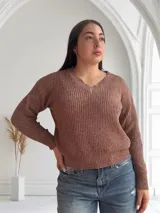 Sweater de chenille color camel, con escote en V y mangas largas.