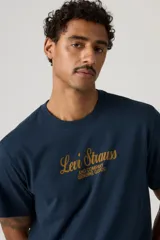 Remera Levi's de corte relajado, color azul marino, con cuello redondo, mangas cortas y estampa frontal con la inscripción "Levi Strauss & Co. Genuine Goods" en tono dorado.
