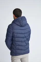 Campera puffer de hombre con capucha, cierre frontal completo y bolsillos laterales. Diseño acolchado con costuras horizontales.