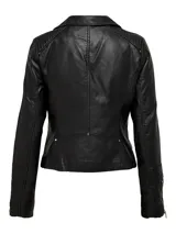 Campera biker corta de cuero sintético negro con cierre frontal asimétrico, solapas con muesca, bolsillos con cierre y detalles acolchados en las mangas.