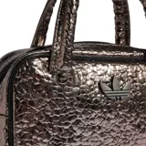 Bolso de mano Adidas Adicolor tamaño XS, con acabado metalizado texturizado y logo del trébol en el frente. Incluye doble asa superior y correa ajustable extraíble.