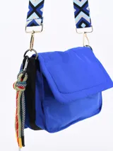 Bandolera roja de tela acolchada con solapa y cierre magnético. Incluye correa de hombro ajustable y extraíble, y detalle de borla de cordones de colores.