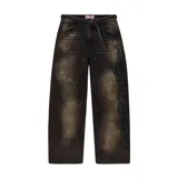 Pantalón de jean estilo baggy fit, con lavado oscuro desgastado, efecto de salpicaduras de pintura y bordado lateral de gran tamaño. Incluye cinturón integrado.