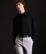 Camisa masculina de manga larga, cuello inglés y cierre frontal de botones, confeccionada en poliamida con elastano y tecnología performance.
