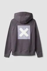Buzo hoodie gris con logo estampado en el pecho.