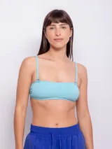 Top de bikini strapless color celeste con textura de flores, breteles finos regulables y gancho en la espalda. Cuenta con forro y copas desmontables.